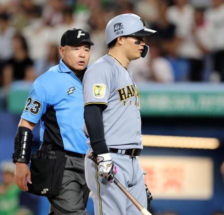 ６回、森下は見逃し三振に倒れベンチに戻る（左は深谷球審）＝撮影・山口登