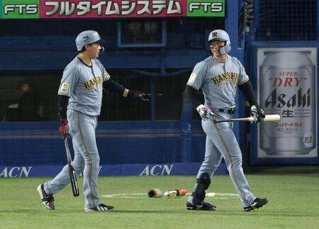 ６回、見逃し三振に倒れ判定に不満そうな森下。大山になだめられる（撮影・金田祐二）