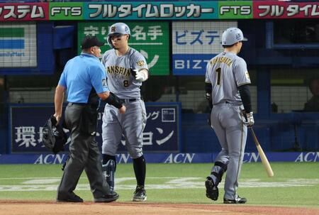 ６回、見逃し三振に倒れ判定に不満そうな森下。主審を制止する佐藤輝（撮影・金田祐二）