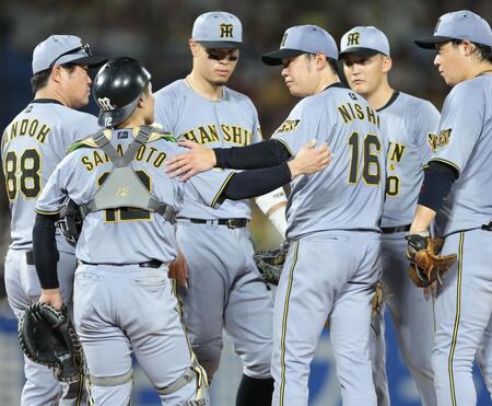 ４回途中、降板する西純（中央）＝撮影・西岡正