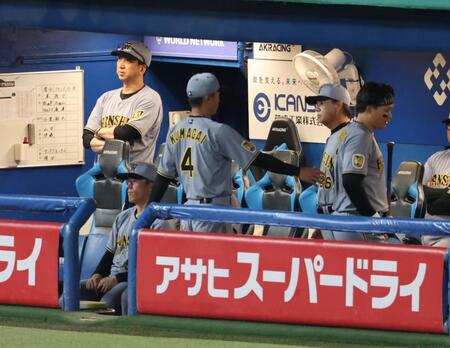 ６回、見逃し三振に倒れ不満そうな森下と厳しい表情の藤川監督（撮影・金田祐二）