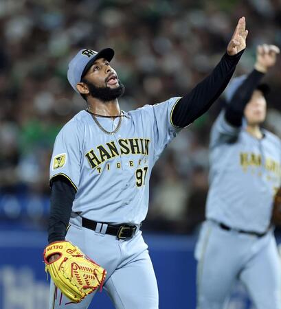 ５回、１失点しベンチに戻るセベリーノ（撮影・山口登）