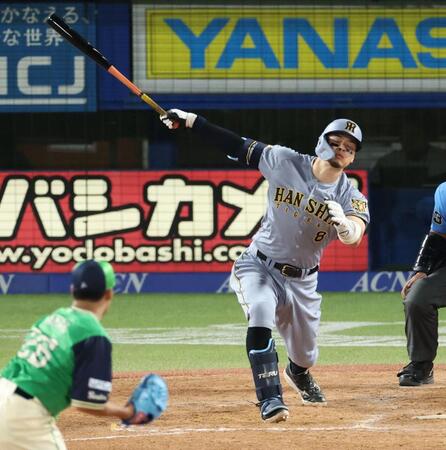 ３回、空振り三振に倒れる佐藤輝（撮影・金田祐二）