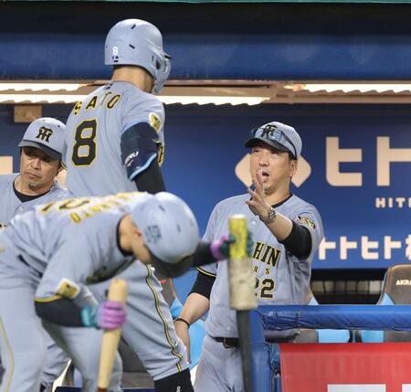 ９回、ソロを放った佐藤輝（左）を祝する藤川監督（撮影・西岡正）