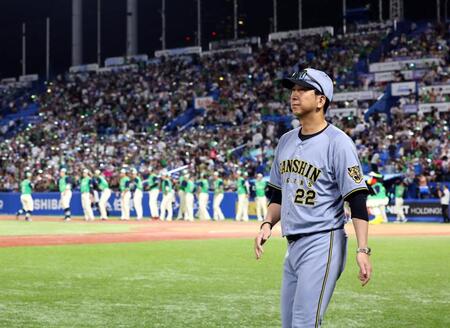ヤクルトに敗れ、引き揚げる藤川監督（撮影・山口登）