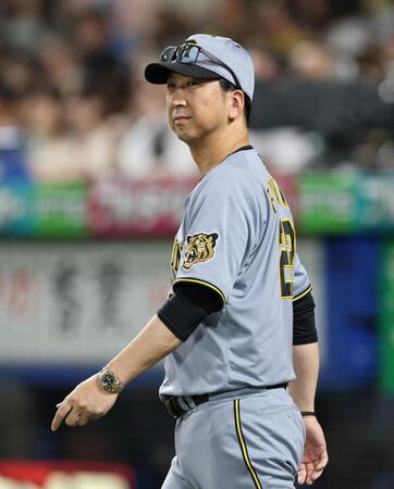 ４回、藤川監督は投手交代を告げに向かう（撮影・山口登）