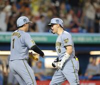 ６回、左中間に２ランを放ち、一走・森下（左）と喜び合う佐藤輝（撮影・吉澤敬太）