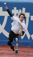調整する西勇（撮影・金田祐二）
