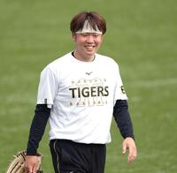 　笑顔を見せる西勇（撮影・金田祐二）