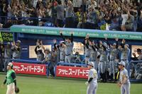 １日のヤクルト戦の５回、高橋の先制適時打で盛り上がる阪神ベンチ（撮影・金田祐二）