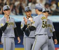 木下（手前）からウイニングボールを受け取る高橋＝１日