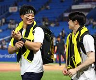 試合を終え引き揚げる森下（左）と中野＝１日