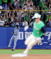 ２回、森下は西村の打球にグラブを出すも打球が弾み捕球できず、走者一掃にの適時二塁打となる（撮影・山口登）