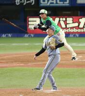 ２回、西村に走者一掃緒適時二塁打を浴びる西勇（撮影・金田祐二）