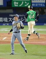 ２回、西村に走者一掃緒適時二塁打を浴びる西勇（撮影・金田祐二）
