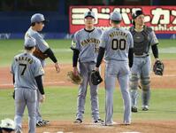 ４回、降板する西勇（撮影・金田祐二）