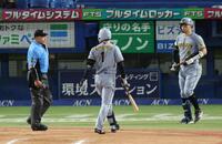 ６回、見逃し三振に倒れ、判定に不服そうな森下（撮影・金田祐二）