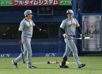 ６回、見逃し三振に倒れ判定に不満そうな森下。大山になだめられる（撮影・金田祐二）