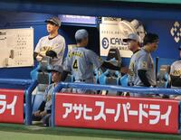 ６回、見逃し三振に倒れ不満そうな森下と厳しい表情の藤川監督（撮影・金田祐二）