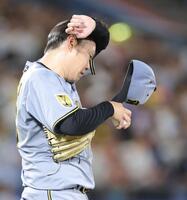 ２回、４点目を失い、額の汗を拭う西勇（撮影・西岡正）