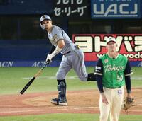９回、左中間にソロを放つ佐藤輝（撮影・金田祐二）