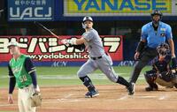 ９回、左中間にソロを放つ佐藤輝（撮影・金田祐二）
