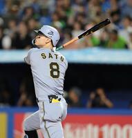 ９回、左越えにソロを放つ佐藤輝（撮影・山口登）