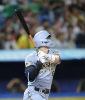 ９回、左中間にソロを放つ佐藤輝（撮影・西岡正）