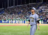 ヤクルトに敗れ、引き揚げる藤川監督（撮影・山口登）