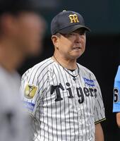６回を終え、選手交代を告げる平田２軍監督（撮影・西田忠信）