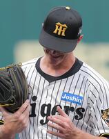 ２回、左手を気にしながらベンチ裏に向かうルーカス（撮影・西田忠信）