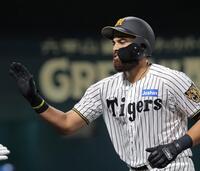 ６回、逆転２ランを放ち生還するガルシア（撮影・西田忠信）