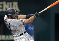 ６回、逆転２ランを放つガルシア（撮影・西田忠信）