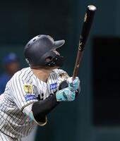 ８回、勝ち越しの２点二塁打を放つ嶋村（撮影・西田忠信）