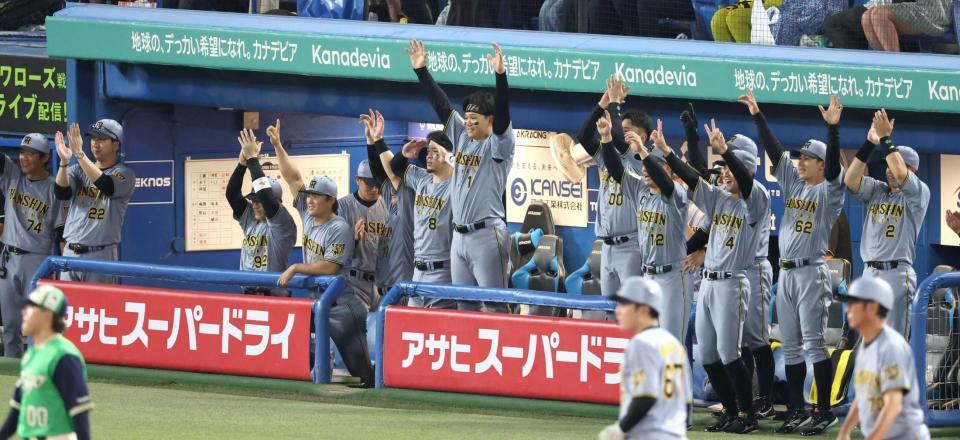 　５回、高橋の先制打で盛り上がる阪神ベンチ