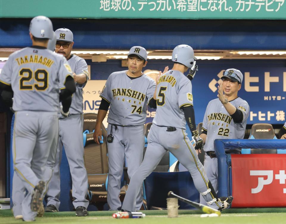 ７回、３ランを放った近本（５）、高橋（２９）らを迎える藤川監督（撮影・吉澤敬太）