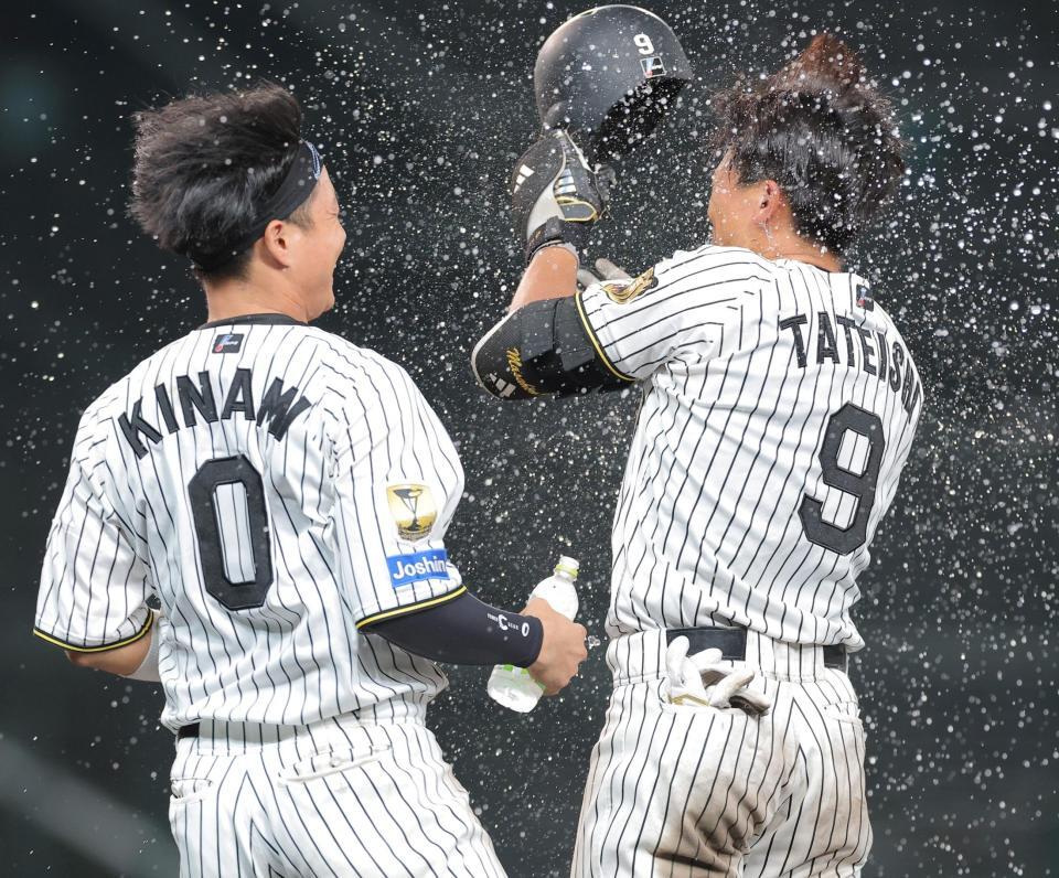 １０回、サヨナラ打を放ち木浪（左）に祝福される立石（撮影・西田忠信）