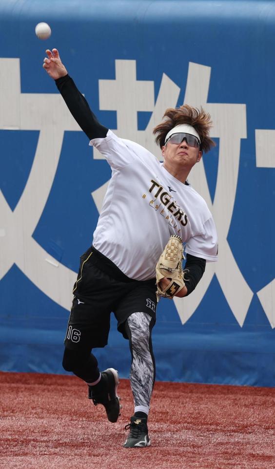 調整する西勇（撮影・金田祐二）