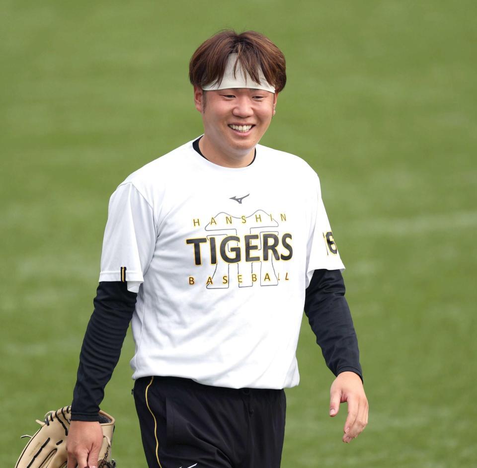 　笑顔を見せる西勇（撮影・金田祐二）