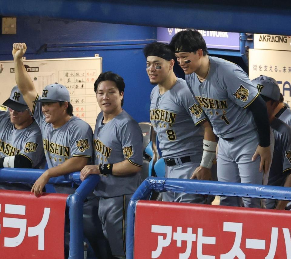 １日のヤクルト戦で５回、高橋の先制適時打に頭を下げる森下（右端）＝撮影・金田祐二