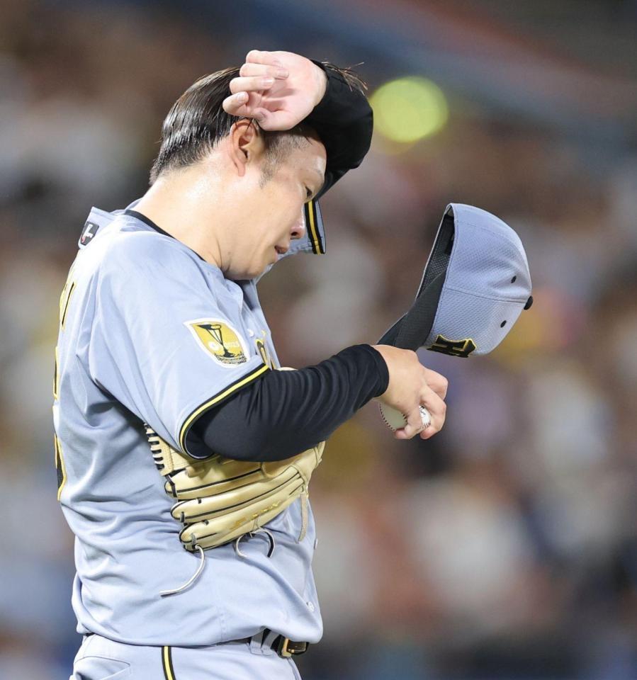 ２回、４点目を失い、額の汗を拭う西勇（撮影・西岡正）