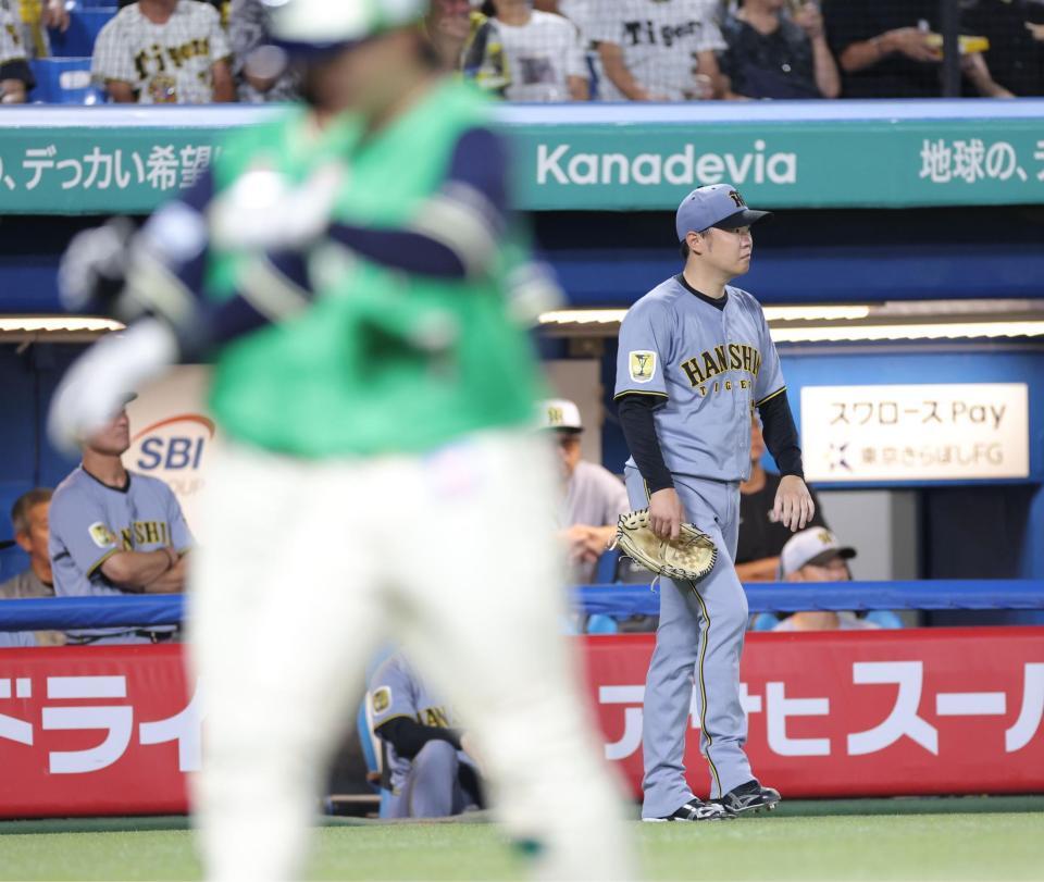 ２回、西村に走者一掃の二塁打を浴び、肩を落とす西勇（撮影・西岡正）
