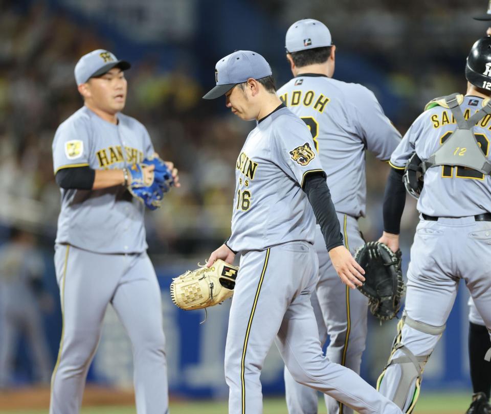 ４回途中、降板する阪神・西勇輝（中央）＝神宮球場（撮影・西岡正）