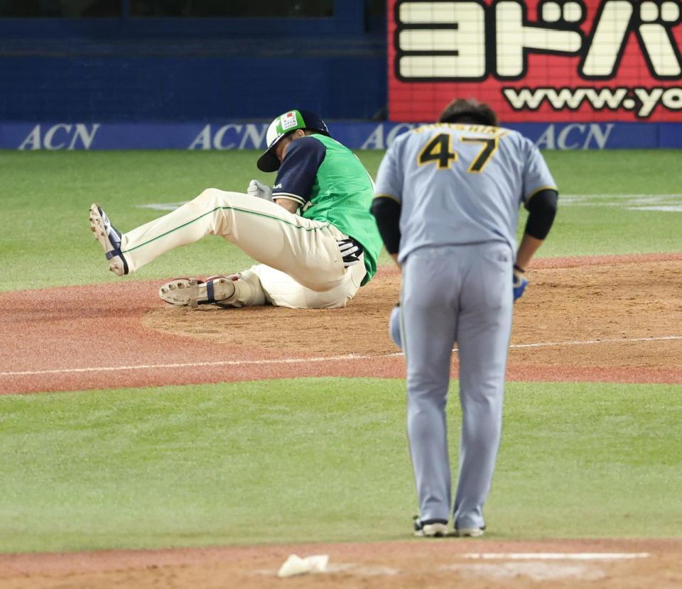 ４回、桐敷に死球を受ける宮本（撮影・金田祐二）