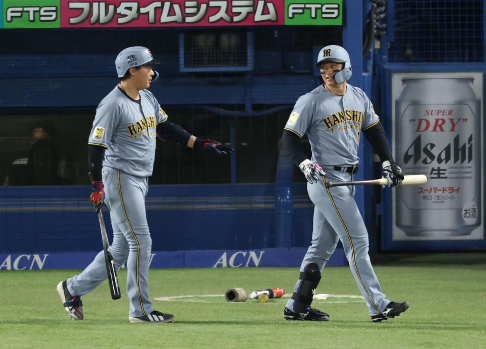 ６回、見逃し三振に倒れ判定に不満そうな森下。大山になだめられる（撮影・金田祐二）