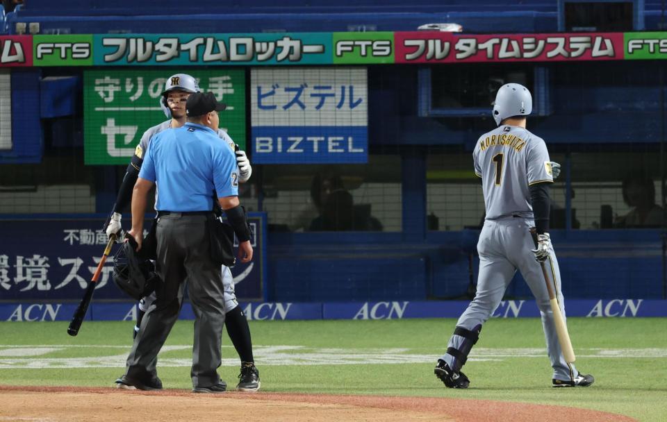 ６回、見逃し三振に倒れ判定に不満そうな森下。主審を制止する佐藤輝（撮影・金田祐二）