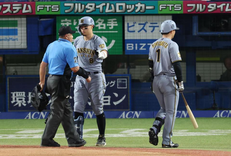 ６回、見逃し三振に倒れ判定に不満そうな森下。主審を制止する佐藤輝（撮影・金田祐二）