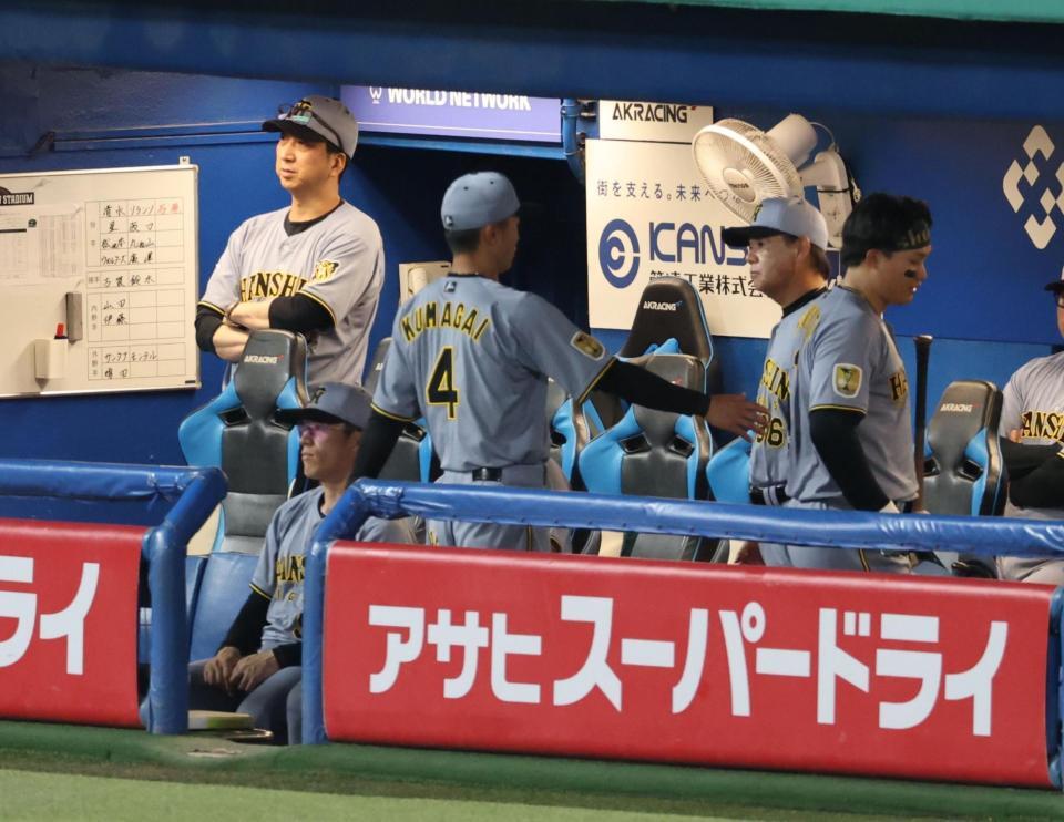 ６回、見逃し三振に倒れ不満そうな森下と厳しい表情の藤川監督（撮影・金田祐二）