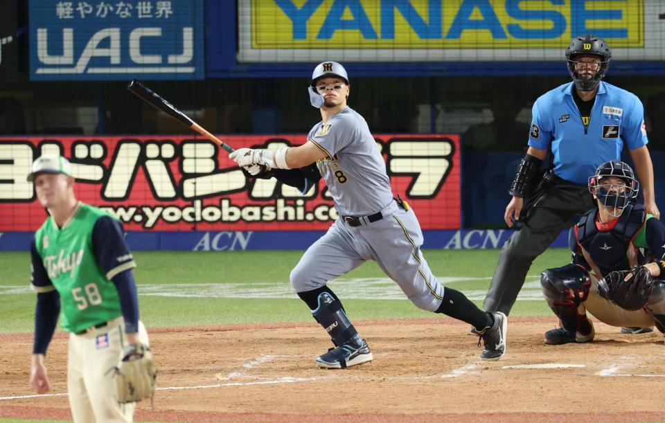 ９回、左中間にソロを放つ佐藤輝（撮影・金田祐二）