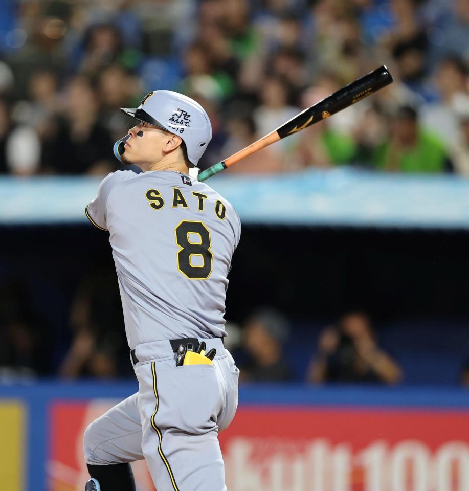 ９回、左越えにソロを放つ佐藤輝（撮影・山口登）